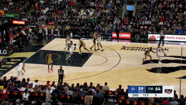 乱战之中库里倒地救球 库明加原地暴扣终结回合