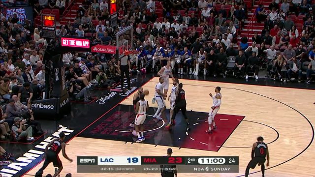 启动加速甩开两人 马丁大步流星冲入禁区扣篮打进