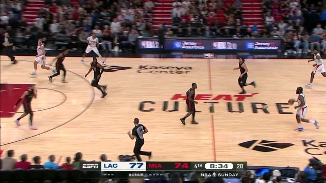 同样角度再来一记 乔治接球三分甩狙轻松打进