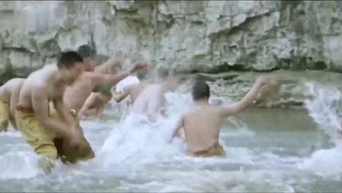 长城红：鬼子脱光在河里洗澡，下秒盔甲战士出现，把鬼子全歼