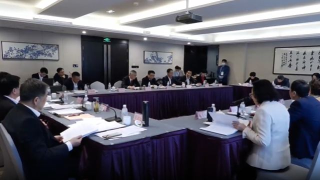 浙江省政协委员们在驻地热议《政府工作报告》