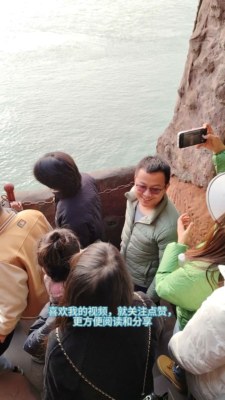 走悬崖峭壁的路下山,才能看到乐山大佛的佛脚