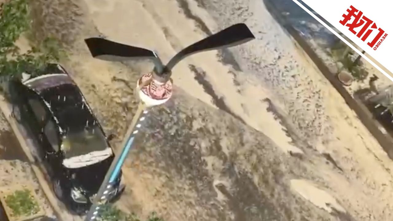 甘肃局地遭冰雹袭击：厚厚一层如积雪随水流淌汽车玻璃被砸破_高清