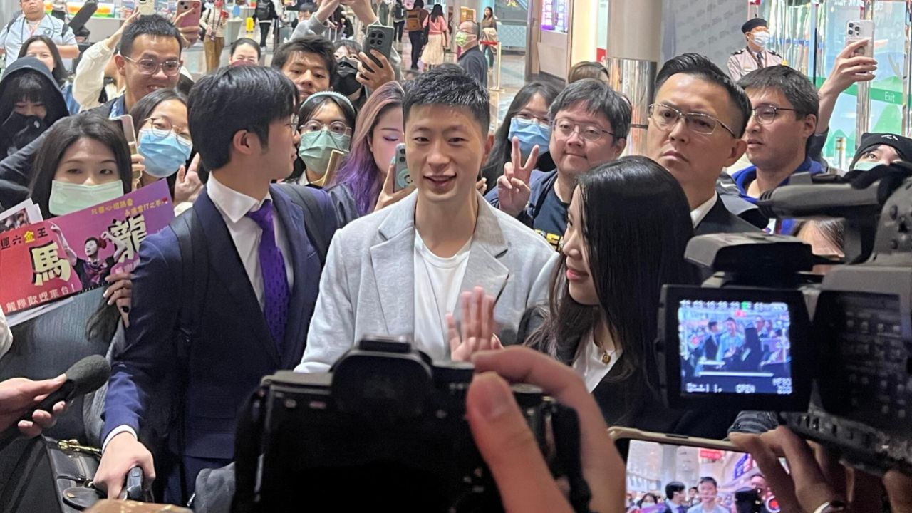 人气爆棚!马龙以大学生身份访台 抵达机场粉丝大声尖叫 吓到杨倩
