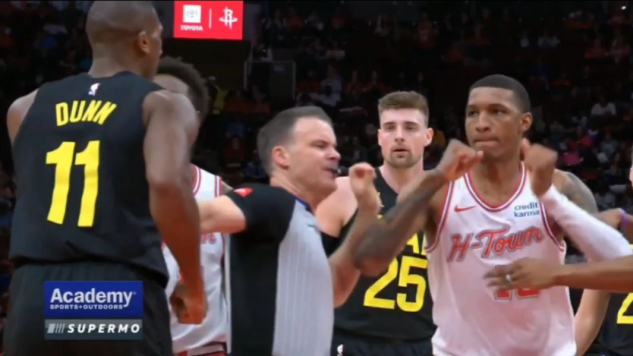 爵士输急眼!邓恩和史密斯爆发激烈冲突,两人挥拳格斗双双被驱逐