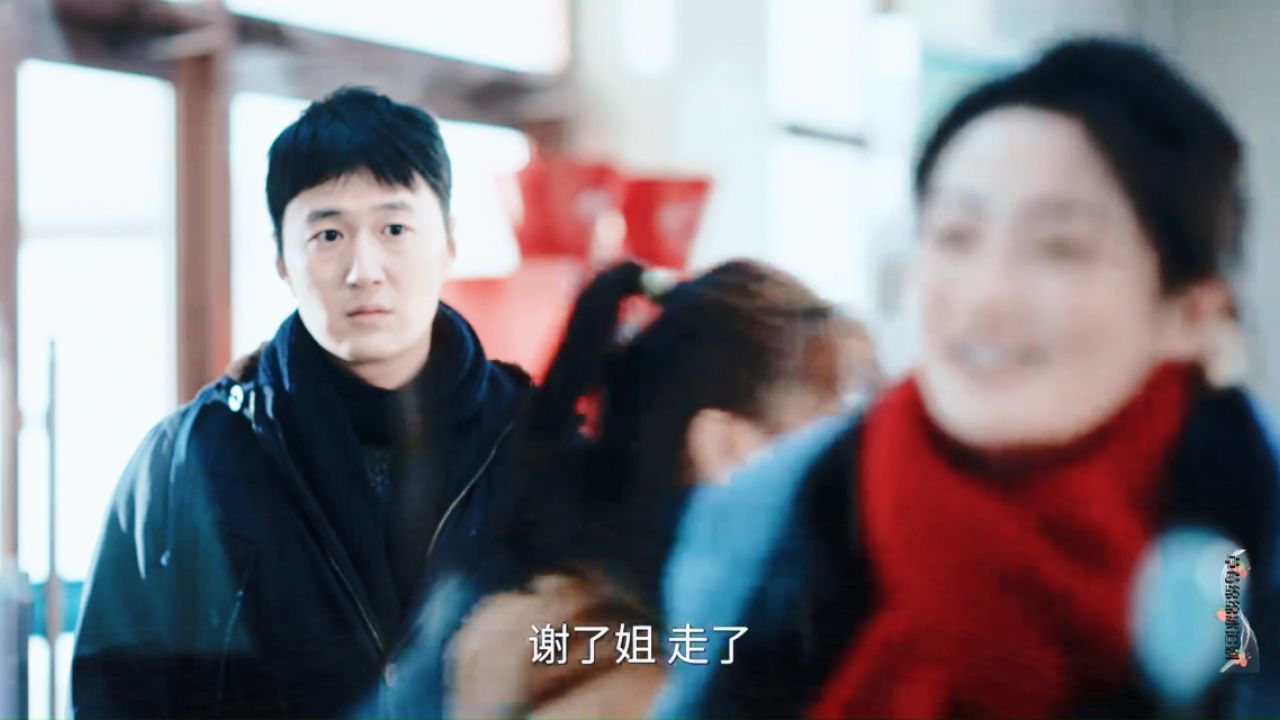 我叫赵出息:秦冉要去医院给父亲交医药费,但是她不敢带着那么多钱出门,赵出息答应陪她一起去给她做保镖。他亲眼看着这个努力的女孩一人担起家里的重担 ...