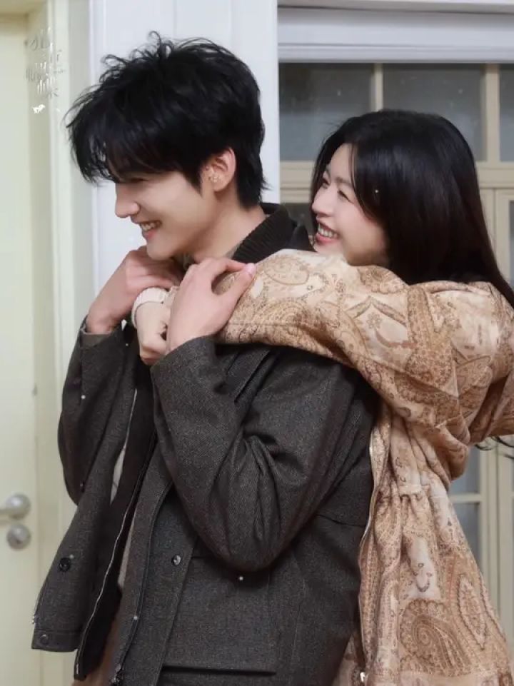 #陈妍希#周柯宇#陈妍希周柯宇红秀狙击蝴蝶封面花絮送达!披肩下两颗心渐渐靠近,目光交汇酿成独属于“锦鲤”的浪漫。_高清1080P在线观看平台_腾讯视频