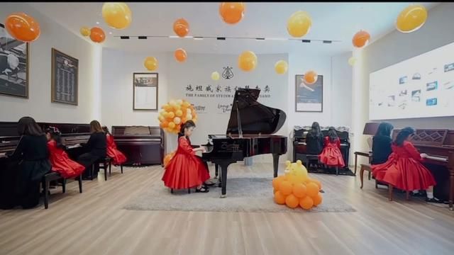 过年必弹的曲目之一《春节序曲》#音乐一响过年氛围感拉满 #用音乐迎接新年 #前奏一响拾起多少人的回忆 #下下下周就过年了 #过年