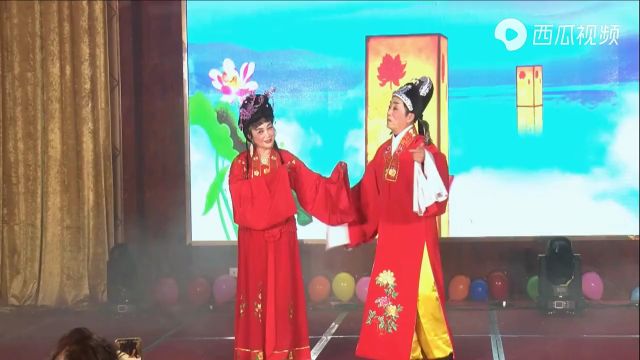 60多岁夫妻表演黄梅戏《永结鸾俦》真恩爱!