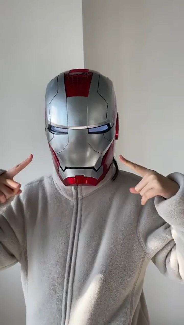 眼睛会发光的钢铁侠头盔也太酷了吧!"钢铁侠头盔02"潮玩