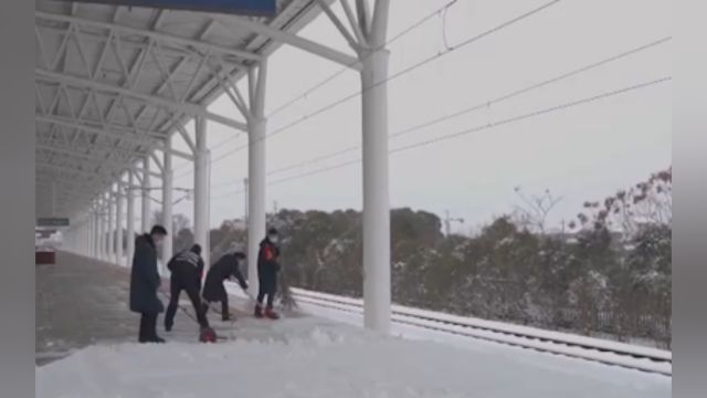 湖北:国铁武汉局多车停运,各部门紧急扫雪除冰