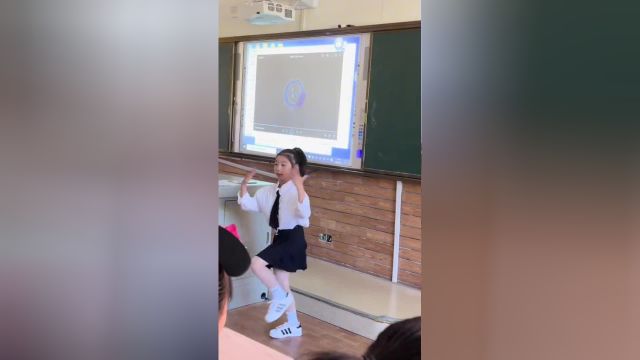 快乐学习快乐成长 今天学校的大队委竞选活动,面对往日熟悉的老师和同学,我看得出她着实有点紧张了#记录校园生活#TFBOYS#tfboys宠爱