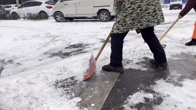 济南环卫全员出动除雪,有环卫工凌晨两点就开始忙碌 | 新黄河镜相