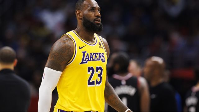 遇强则强？湖人三节打爆西部第一：詹姆斯准三双，三核合砍64分重回西部第九