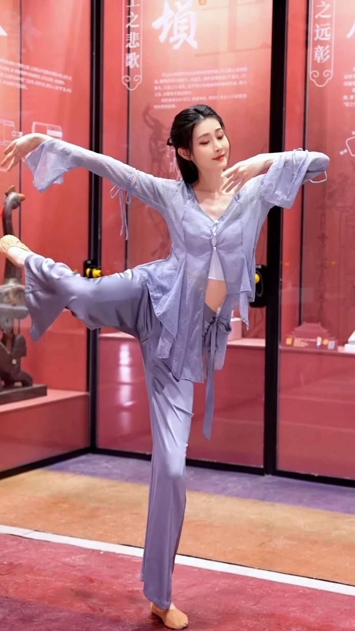 春雨rain: 卜卦一响 汉唐登场 #卜卦舞蹈 #汉唐舞