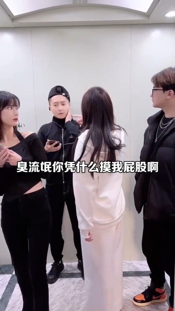 小伙在电梯里耍流氓,被美女扇耳光不服气,下秒当场傻眼了