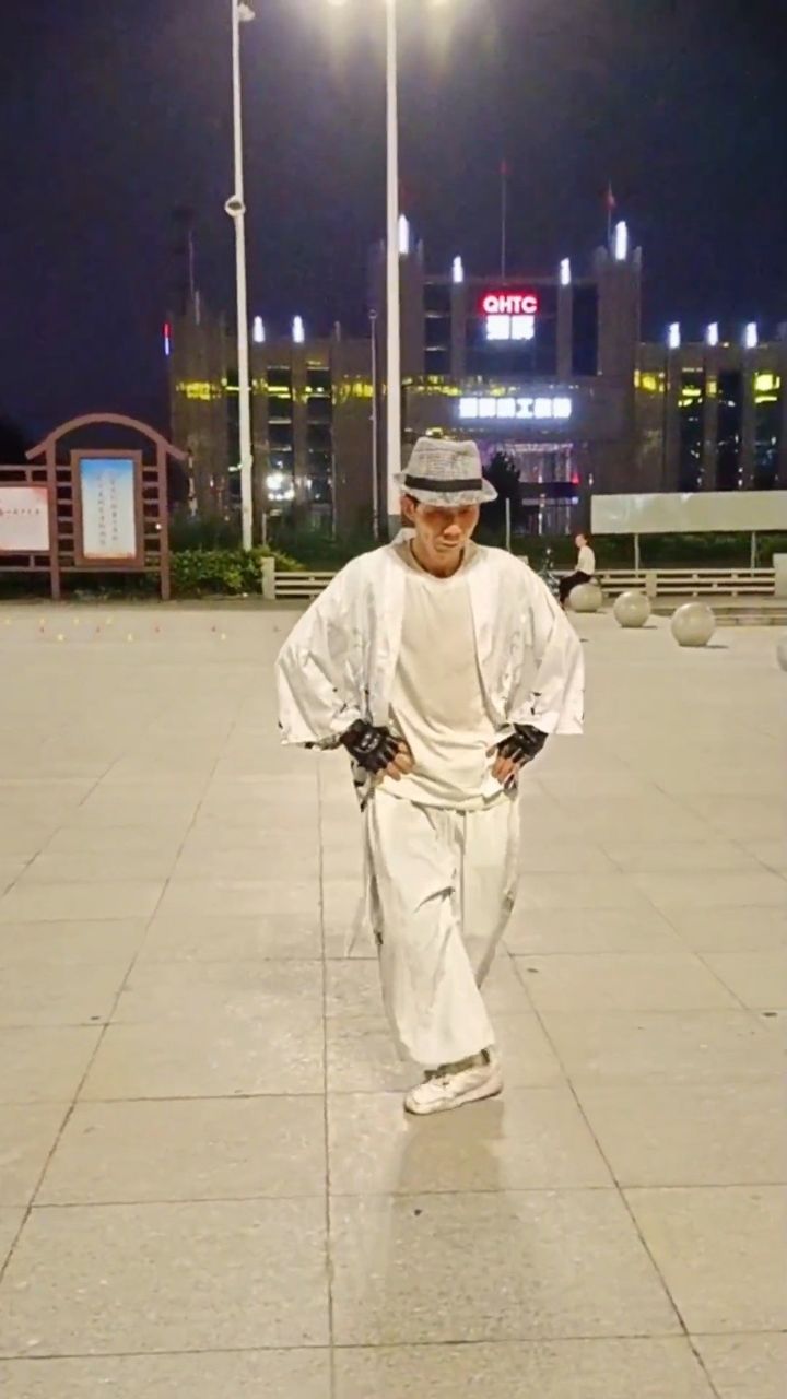 太空步霹雳舞因为热爱所以坚持