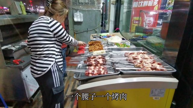 在新疆吃烤羊肉串,5元一串,师傅说一天卖出1000串