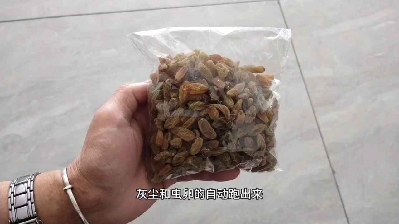 葡萄干直接吃等于吃细菌,干货店的老板教我一招,灰尘自动跑出来