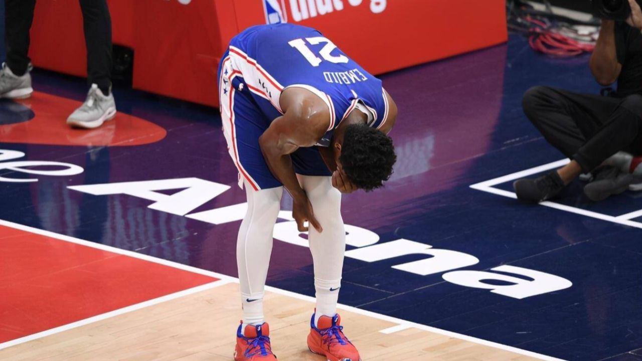 晴天霹雳!恩比德刚刚恢复的左膝再度受伤 无法坚持返回更衣室