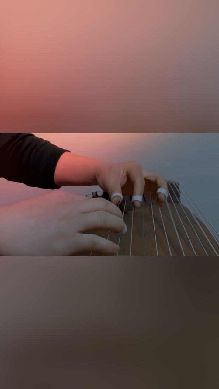 坤哥古筝曲《这世界那么多人》,人群里敞着一扇门,满满正能量