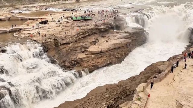 航拍:黄河壶口瀑布现“清瀑飞流”美景 画面蔚为壮观