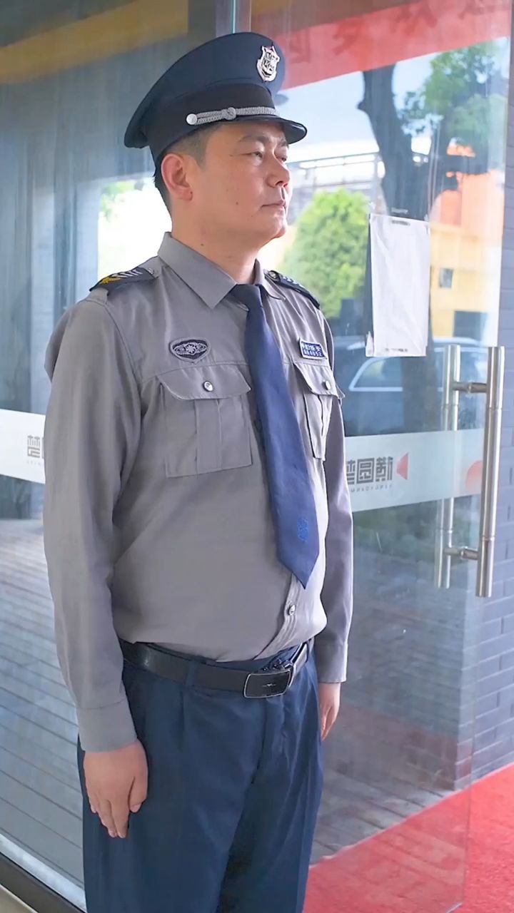 今天拦的这个美女来头不小,但我呆飞不是一根筋!