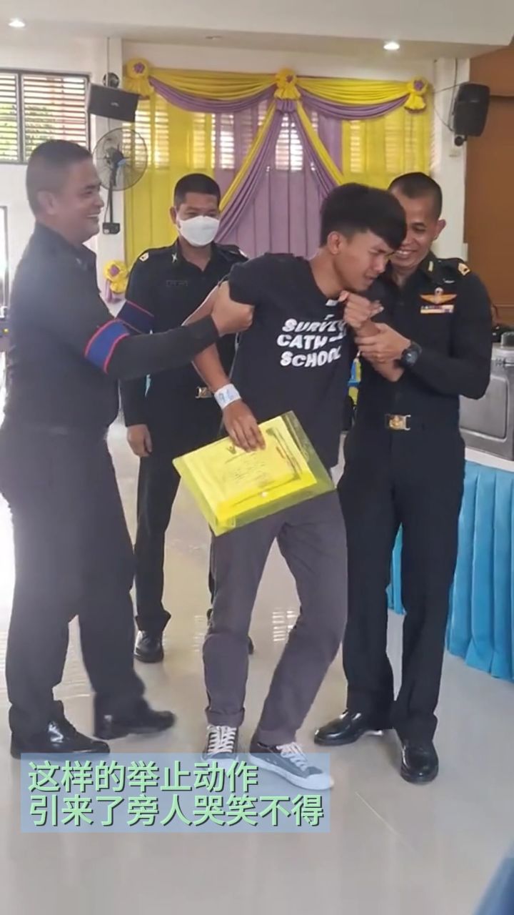 泰国服兵役抽签,还没出结果一男子就被吓瘫
