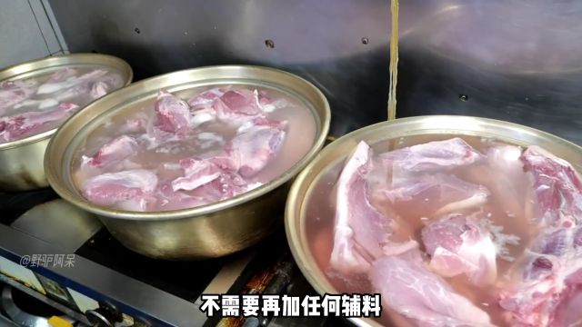 韩国街头的特色面食,招牌鱼籽面和猪肉面口味不同,均卖9900韩元