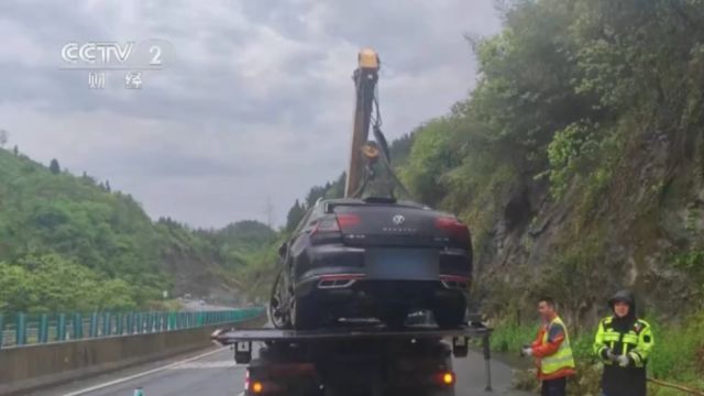 湖南娄底:雨天行车未降速,小车失控撞护栏