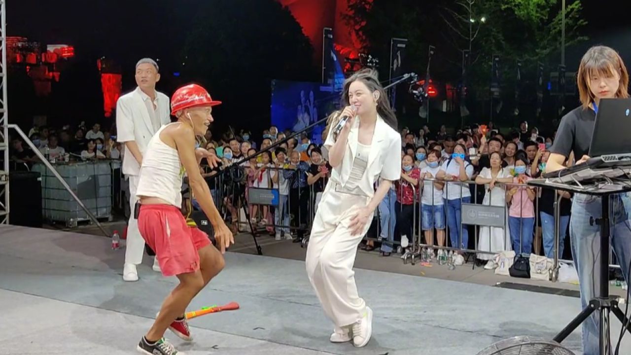 模仿刀郎巨像的乞丐,弯腰驼背,开嗓却如刀郎亲临现场,听哭万人