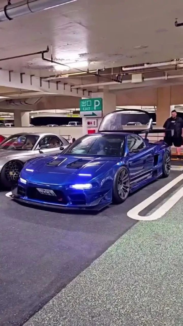 男子十字路口袭击行人车辆,被外卖小哥制服67. | 汽车小视频2681期