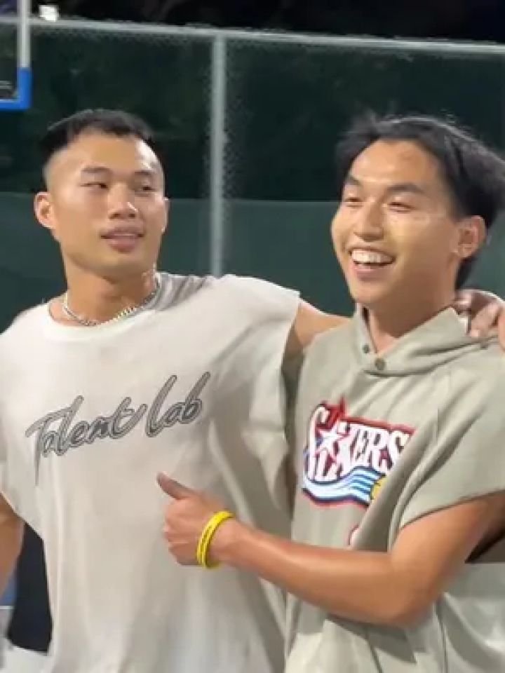 兄弟们洋葱哥太毒太厉害了,我打不过他,虽然我不服气,可他身体比我壮