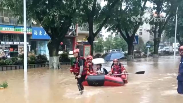 南方多地遭遇极端天气,广东韶关城区内涝严重,记者直击救援现场