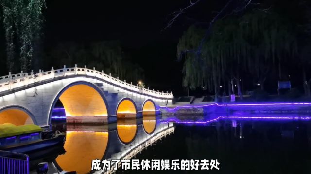 北湖公园的夜景吸引了大量游客前来观赏,成为了市民休闲娱乐的好去处,也是展示南充城市形象的重要窗口.