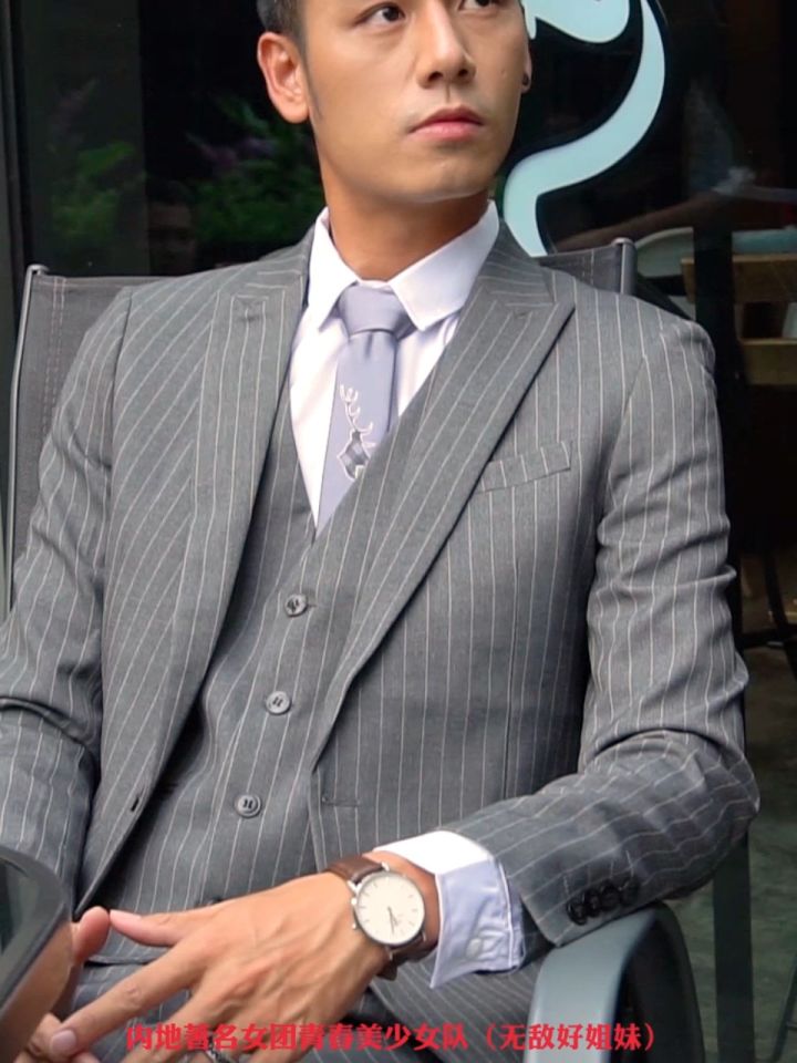 西装02男街拍被围观