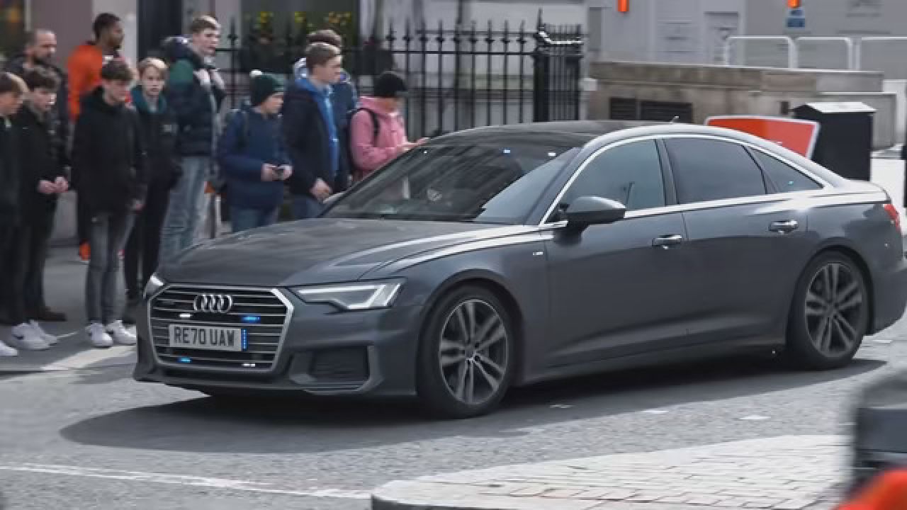 大佬出行 必须有排面 #爆闪 #奥迪