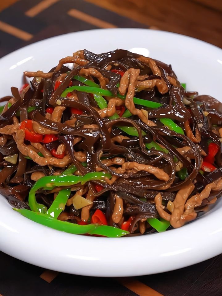 又是一道家常下饭菜,木耳炒肉丝,脆嫩爽口,简单又下饭#家常菜