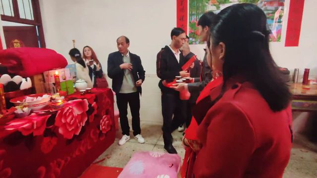 客家新娘拜堂成亲,新郎新娘敬酒给堂叔.祝新郎新娘喜结良缘.