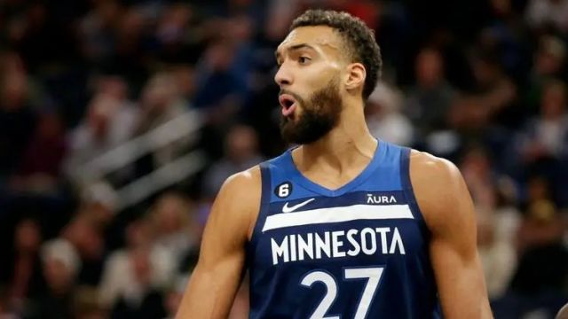 重罚！官方：戈贝尔质疑裁判比不当手势被罚75000美元，此前曾因同样行为被罚10万美元！