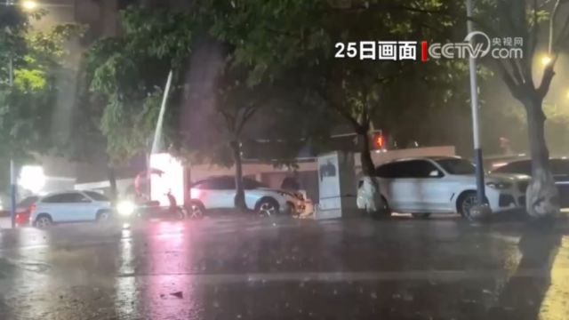 四川泸州遭遇强降雨,城区路口出现积水,多个高速路入口关闭