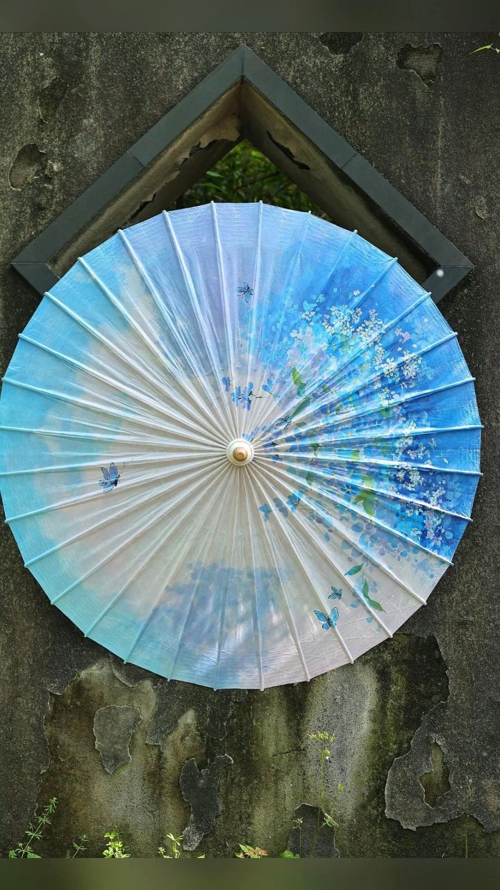 手艺人手绘油纸伞伞面,栩栩如生 立体灵动#油纸伞#手绘#国风#非遗#手