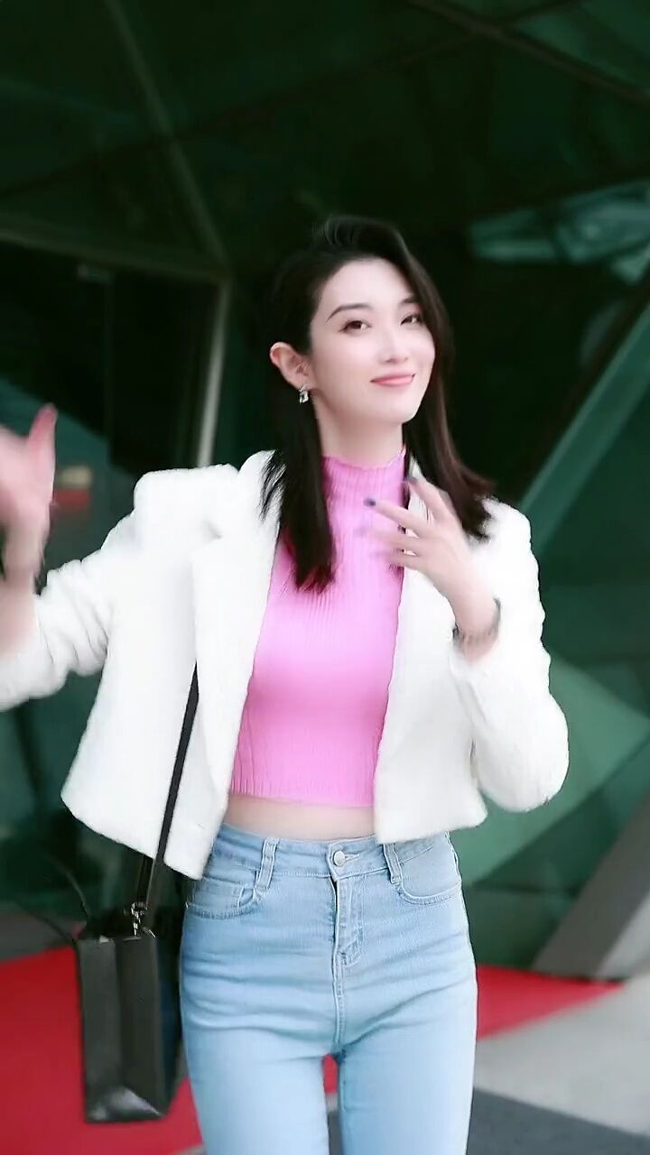 拍摄提前结束了,开心的我,匆匆忙忙在楼下跳个舞庆祝一下 #车模刘思思