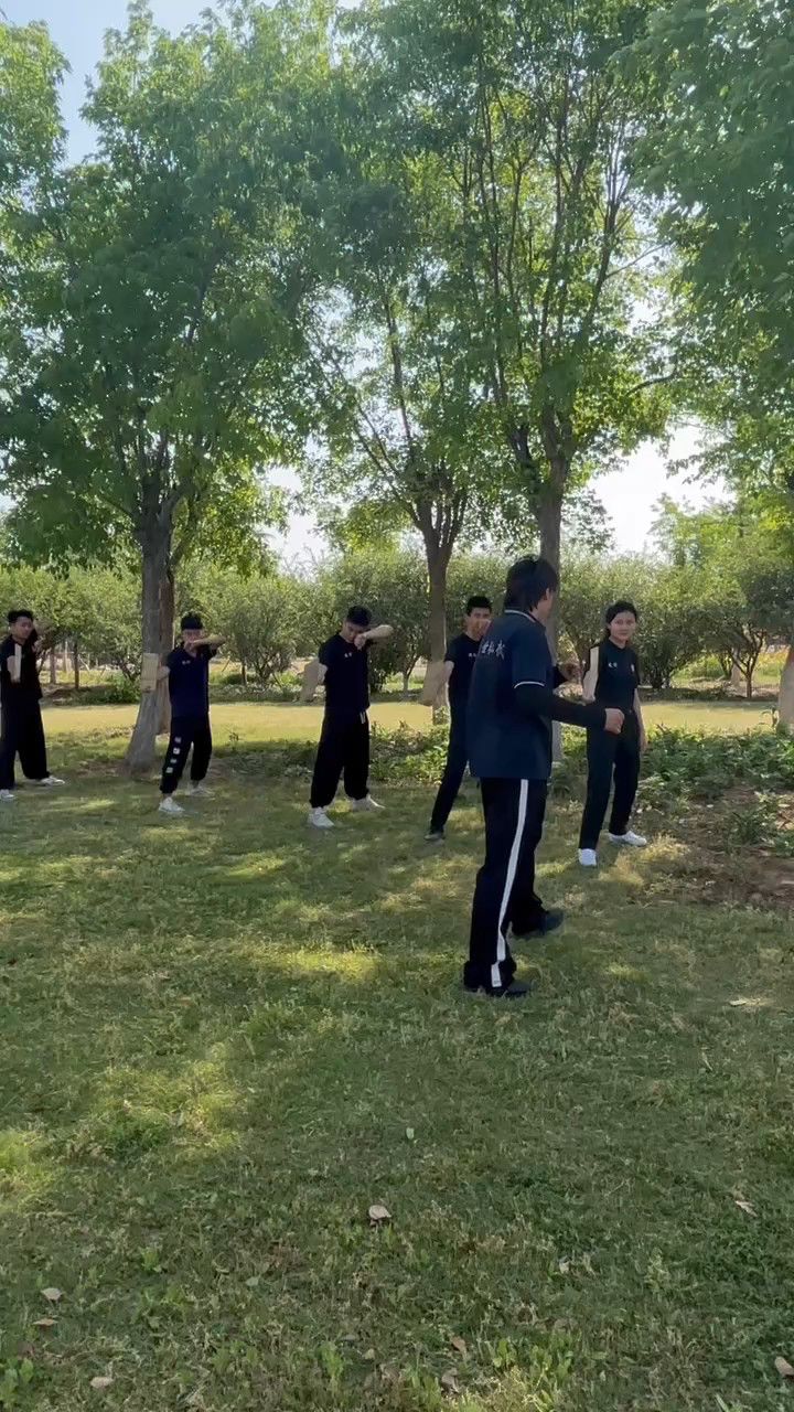 弘武教练跆拳道旋风踢木板02 弘武专业武术,专业跆拳道 暑假班开始