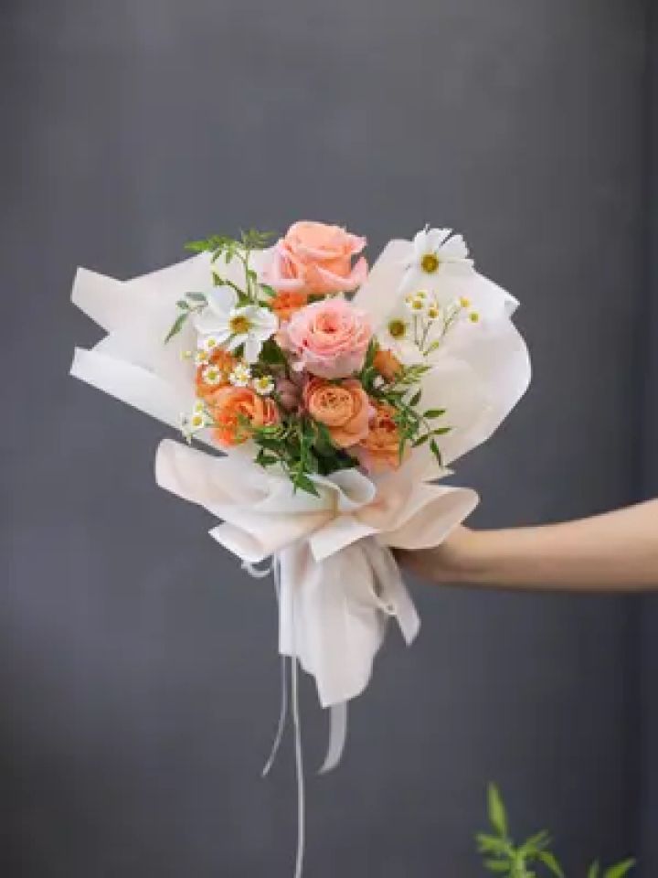 灵魂停滞在每个生锈的雨季 执念不会像雨一样说停就停#韩式精致花束