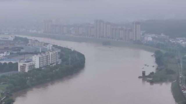 安徽歙县:降雨暂停,部分村庄退水清淤