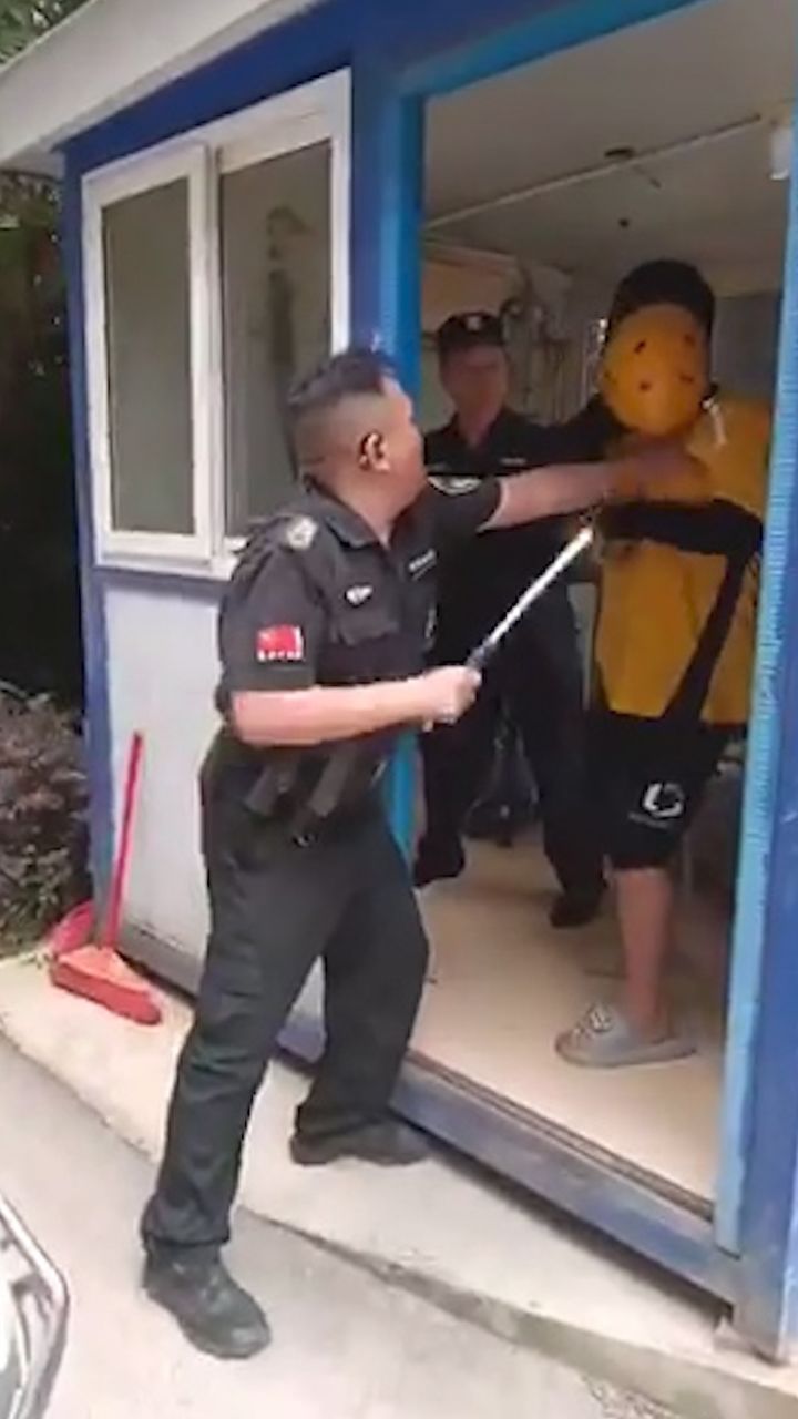 保安与外卖员起冲突用棍子击打其头部还喷辣椒水警方会依法处理