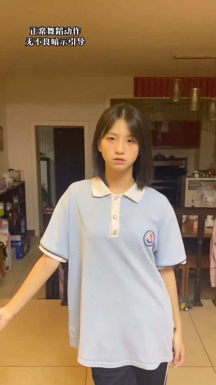 校服女孩假期浅跳一下