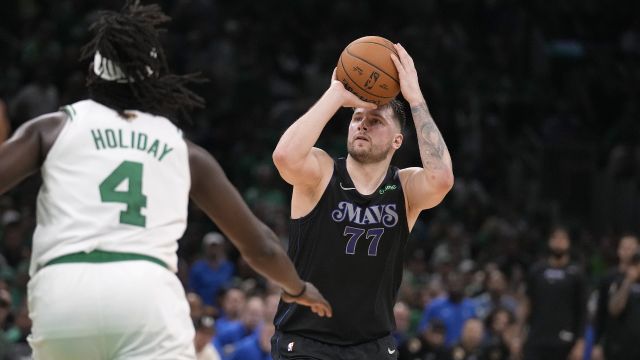 东契奇vs凯尔特人集锦 独揽30+10率队掀波逐浪难救主