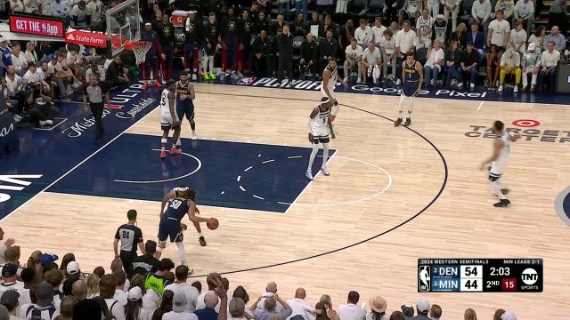 展示绝对硬结能力！戈登强突内线一跃而起双手暴扣